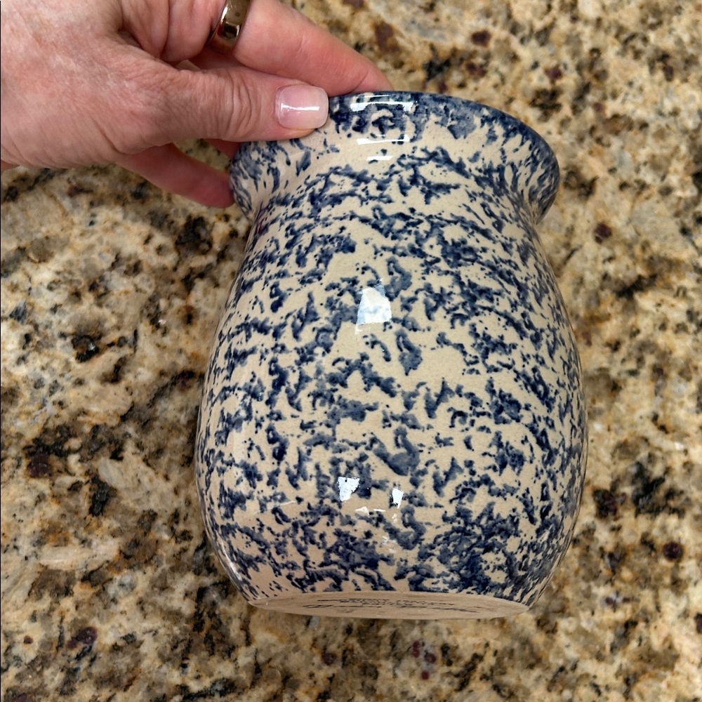 Marshall Pottery Blue and White Speckled Ceramic Vase. Signed by Brian Miller. - Picture 7 of 10